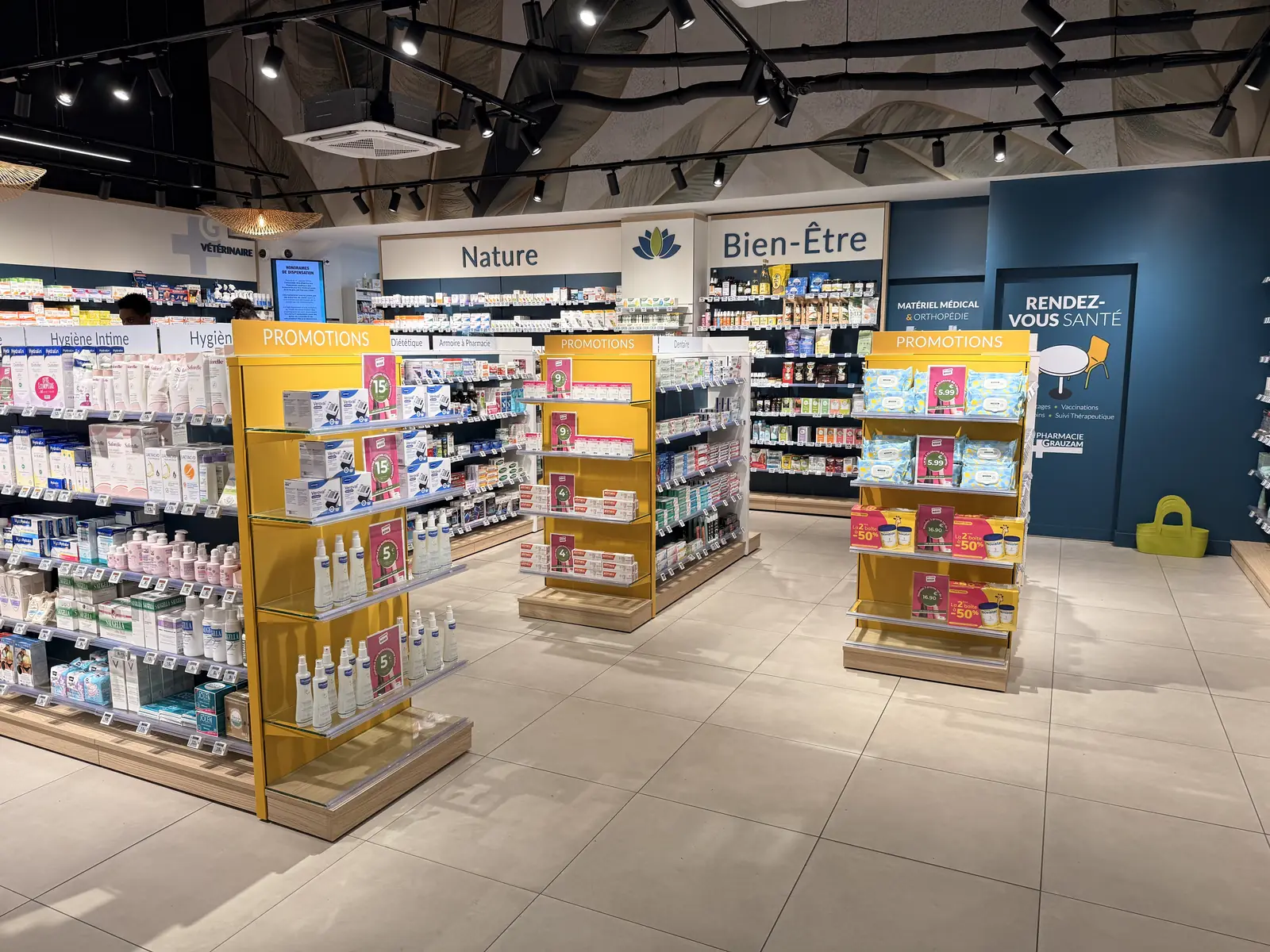 Des allées larges, accessibles en fauteuil – Pharmacie Grauzam, Grand Camp, Les Abymes