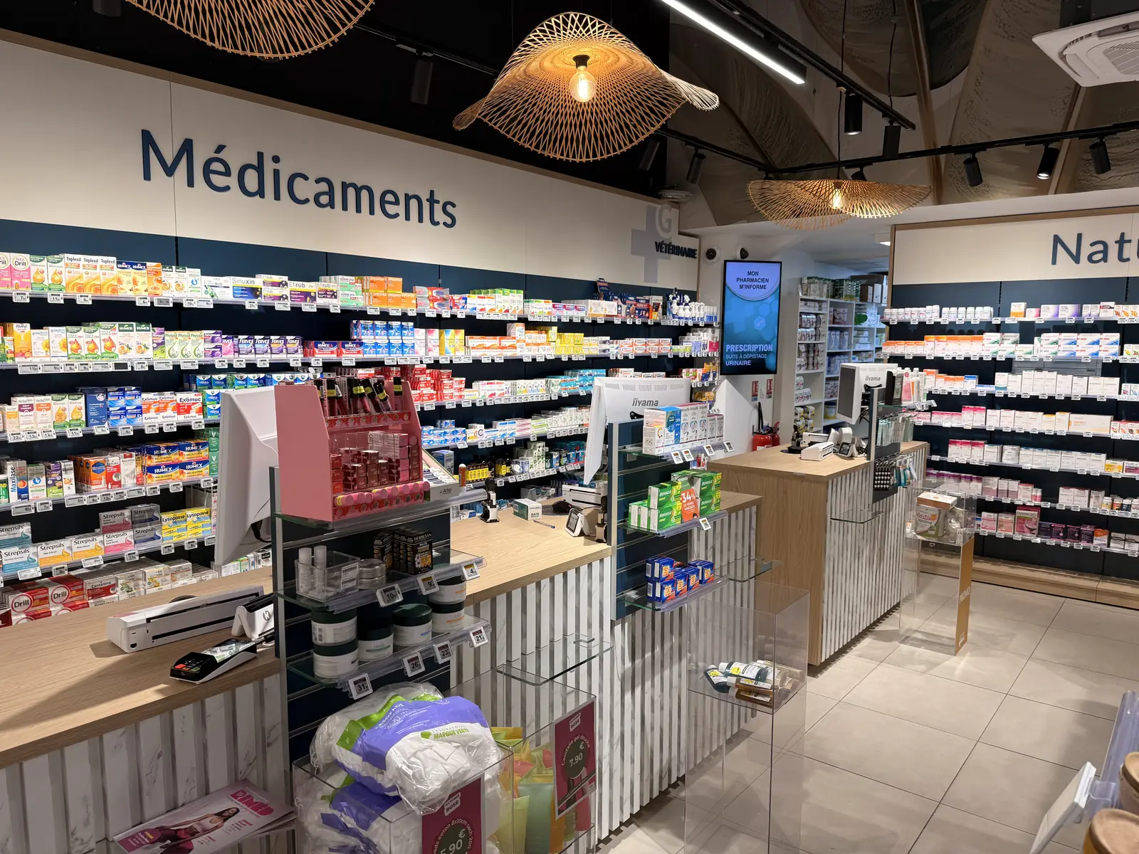 Le comptoir, pour vous servir et vous conseiller – Pharmacie Grauzam, Grand Camp, Les Abymes