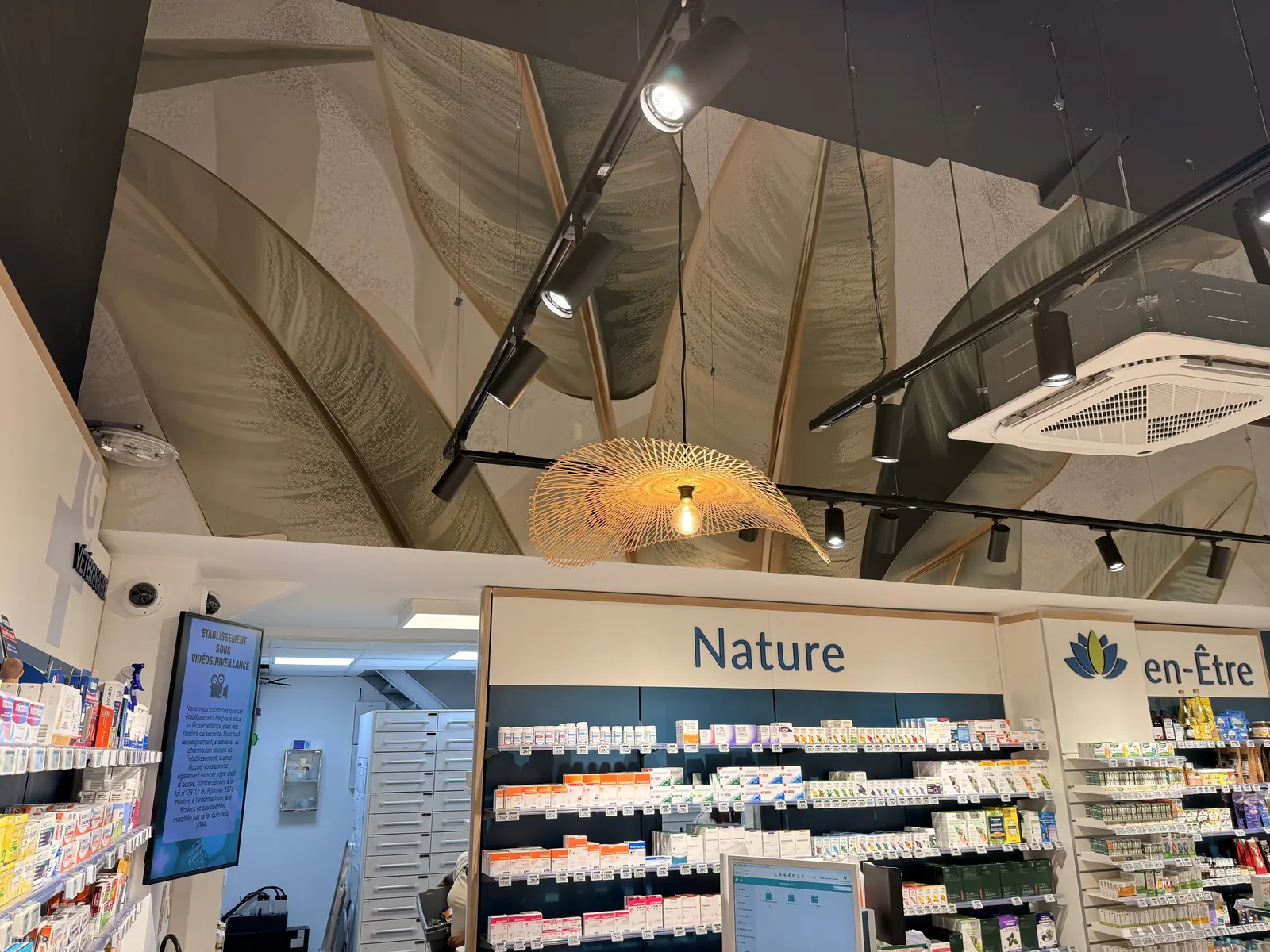 Un cadre lumineux et chaleureux – Pharmacie Grauzam, Grand Camp, Les Abymes